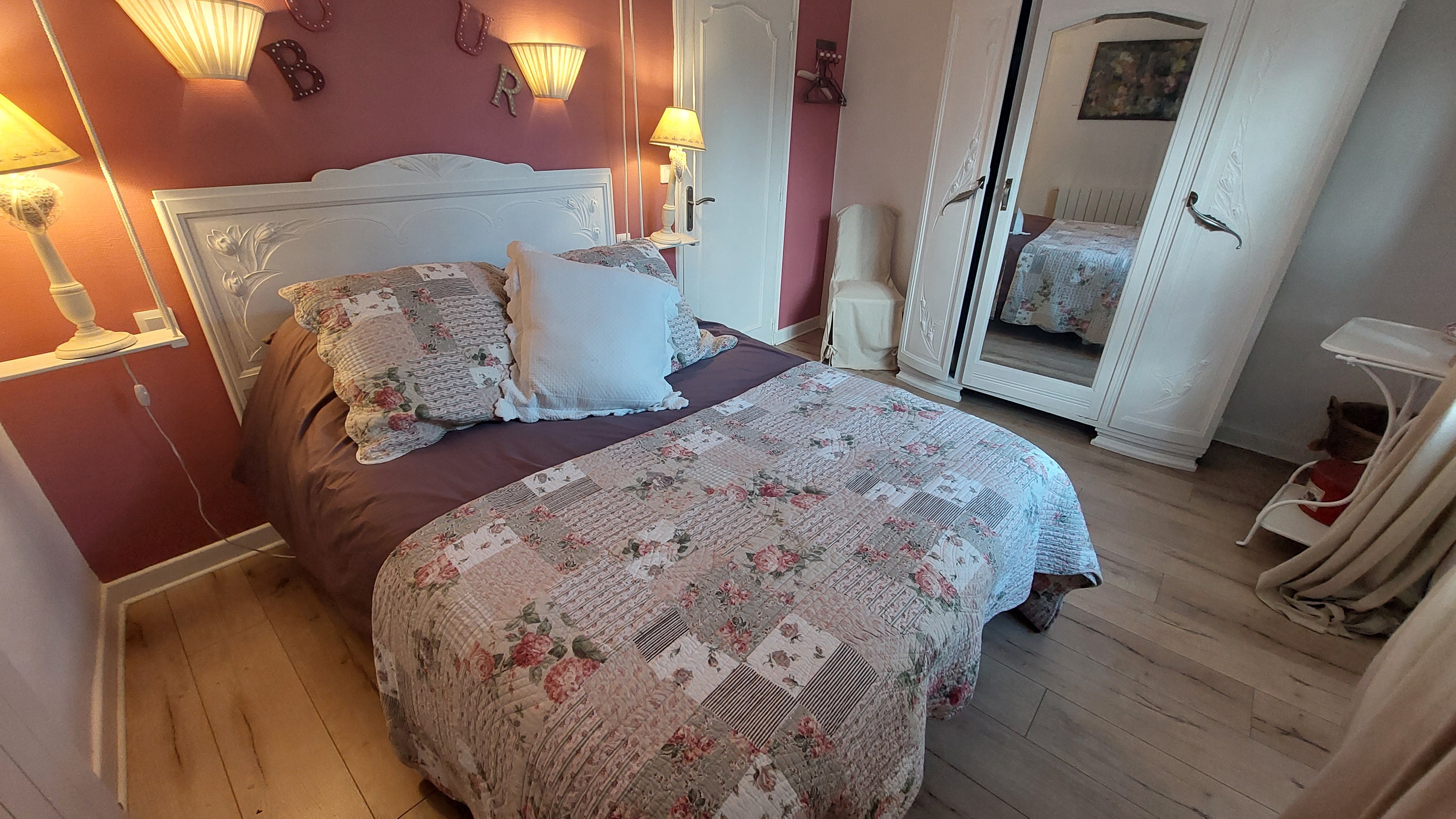 Chambre avec lit double au 1er étage du gîte à Chaudes-Aigues, décoration cosy et lumineuse