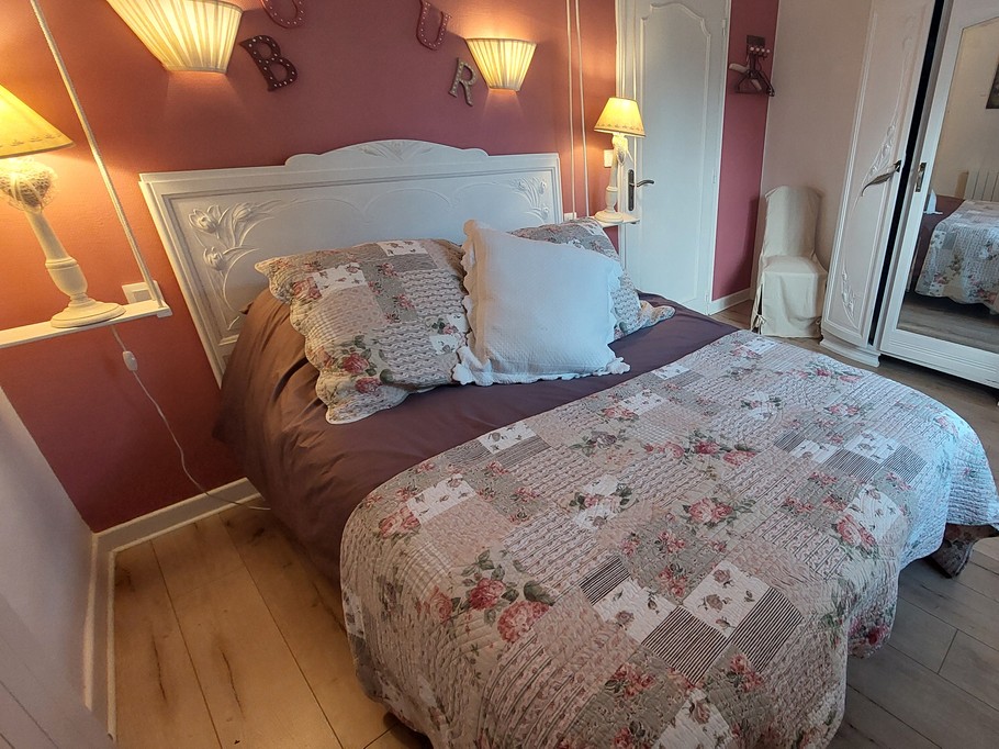 Chambre avec lit double au 1er étage du gîte à Chaudes-Aigues, décoration cosy et lumineuse