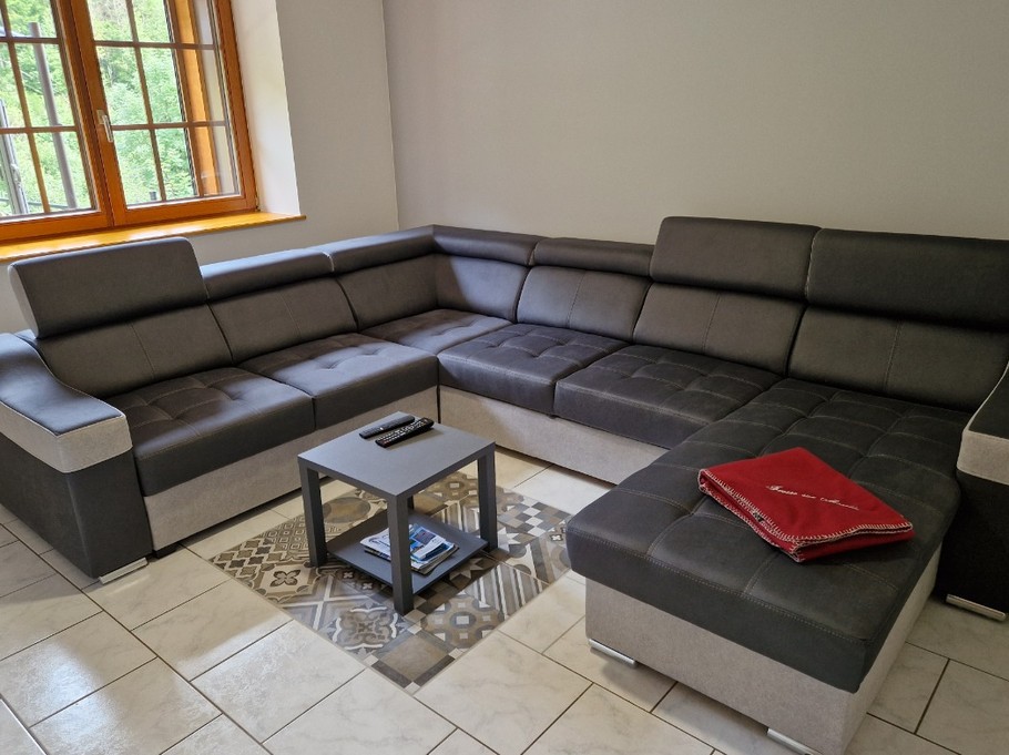 Salon avec canapé panoramique et TV - Gîte de la Haute Hardoye (14 pers) dans les Vosges