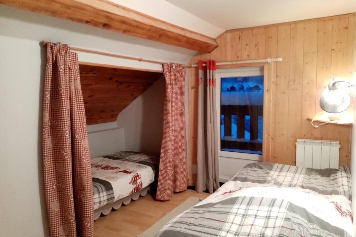 chambre avec les 2 lits simples