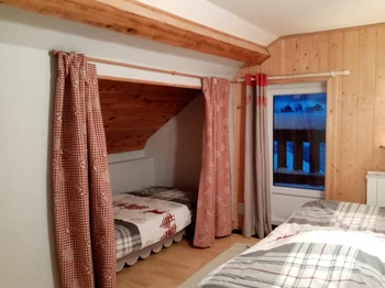 chambre avec les 2 lits simples