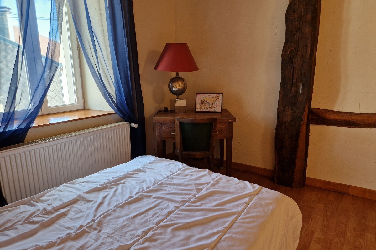 Chambre 1 avec 1 lit double et 1 lit simple électrique - Gîte Vosgien Chez Capucine et Mirabelle à BELLEFONTAINE 88