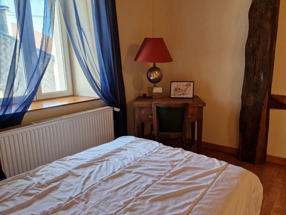 Chambre 1 avec 1 lit double et 1 lit simple électrique - Gîte Vosgien Chez Capucine et Mirabelle à BELLEFONTAINE 88