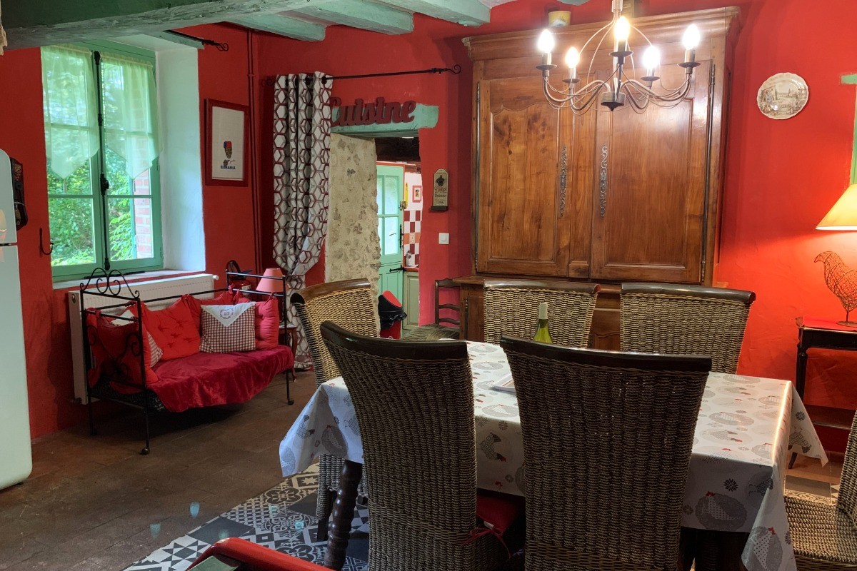 Second séjour avec jeux vintage (babyfoot, flipper, jeux d'arcade). Canapé-lit convertible pour 2 personnes (140x190 cm). Dessert la cuisine à gauche, le salon à droite, les chambres à l'étage.