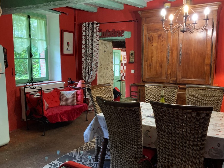 Second séjour avec jeux vintage (babyfoot, flipper, jeux d'arcade). Canapé-lit convertible pour 2 personnes (140x190 cm). Dessert la cuisine à gauche, le salon à droite, les chambres à l'étage.