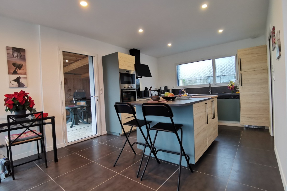 espace cuisine avec accès à une terrasse abritée