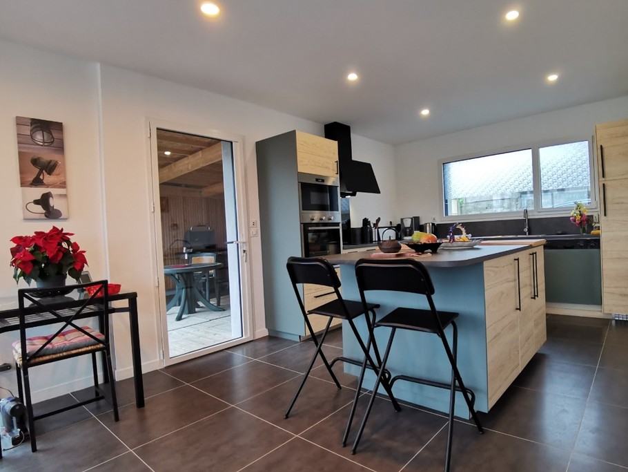 espace cuisine avec accès à une terrasse abritée