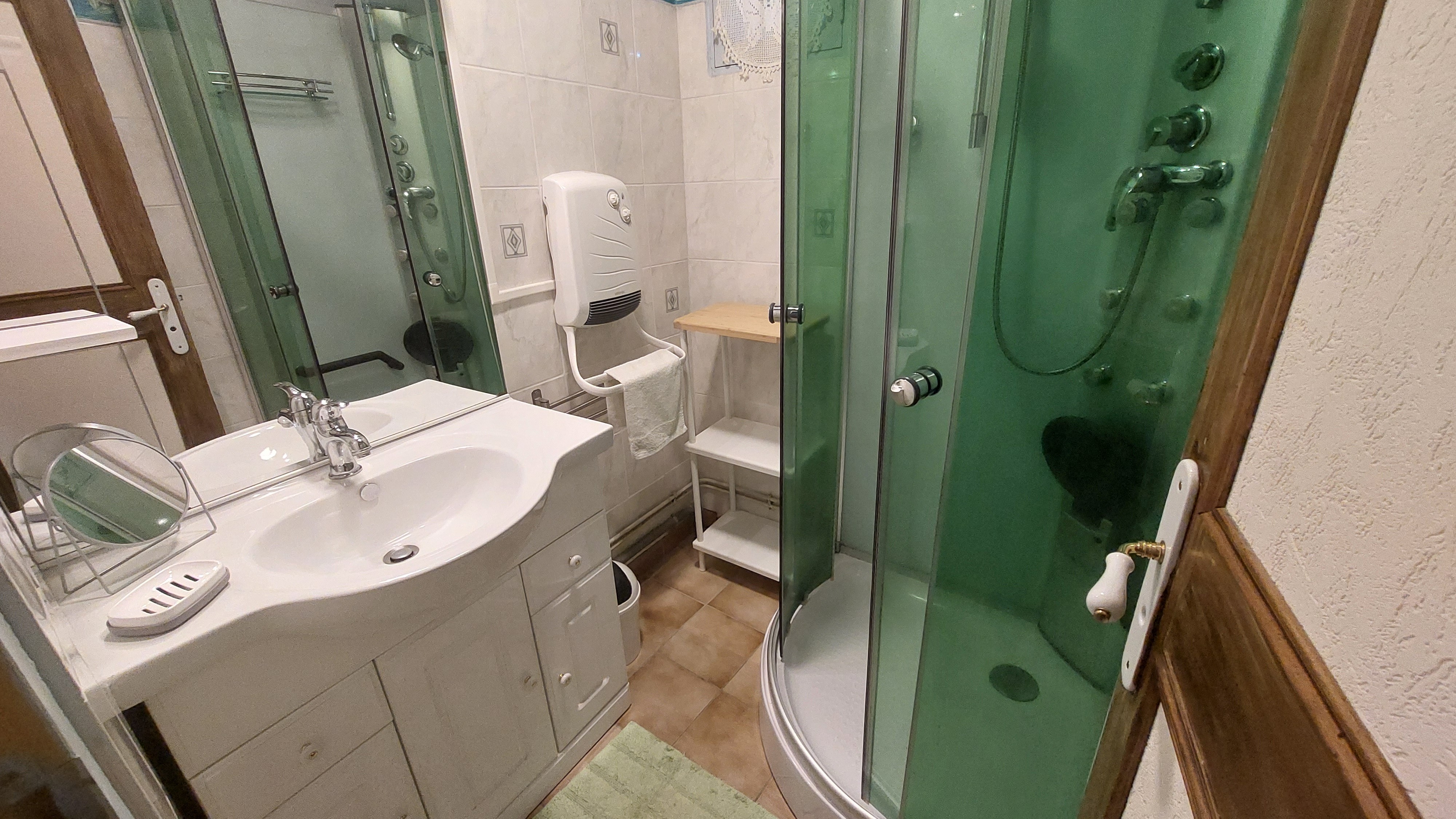 bathroom with modern shower gîte Cantal