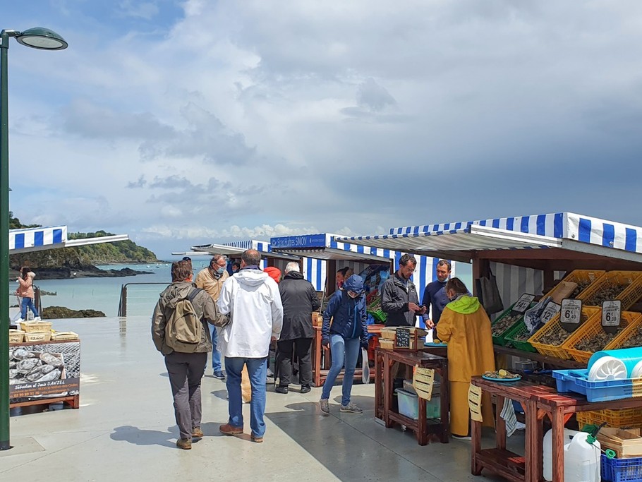 Place du marché aux huîtres à Cancale en direct des producteurs, ouvert tous les jours de l'année.