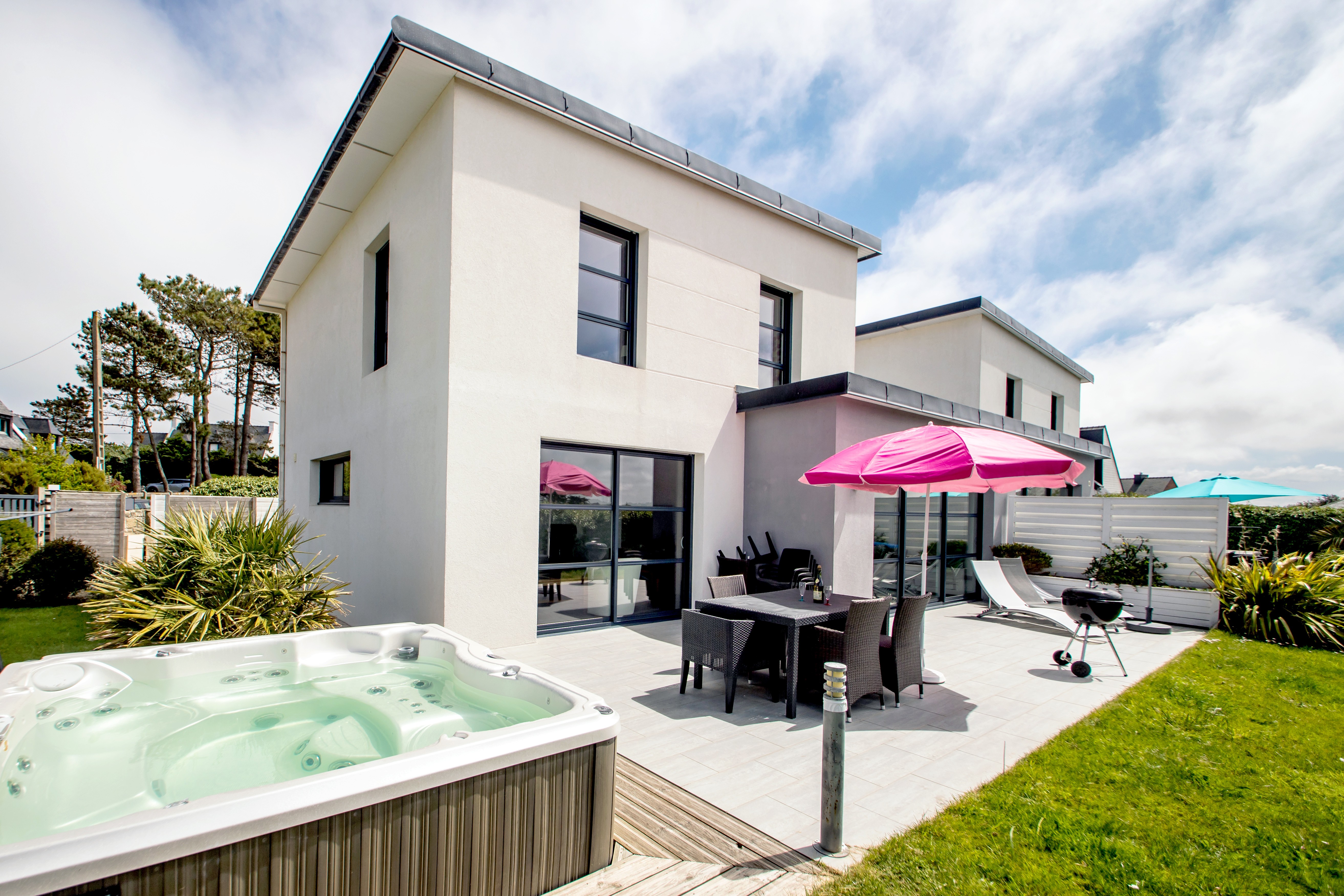 Magnifique terrasse avec Jacuzzi privatif Jardin Clos