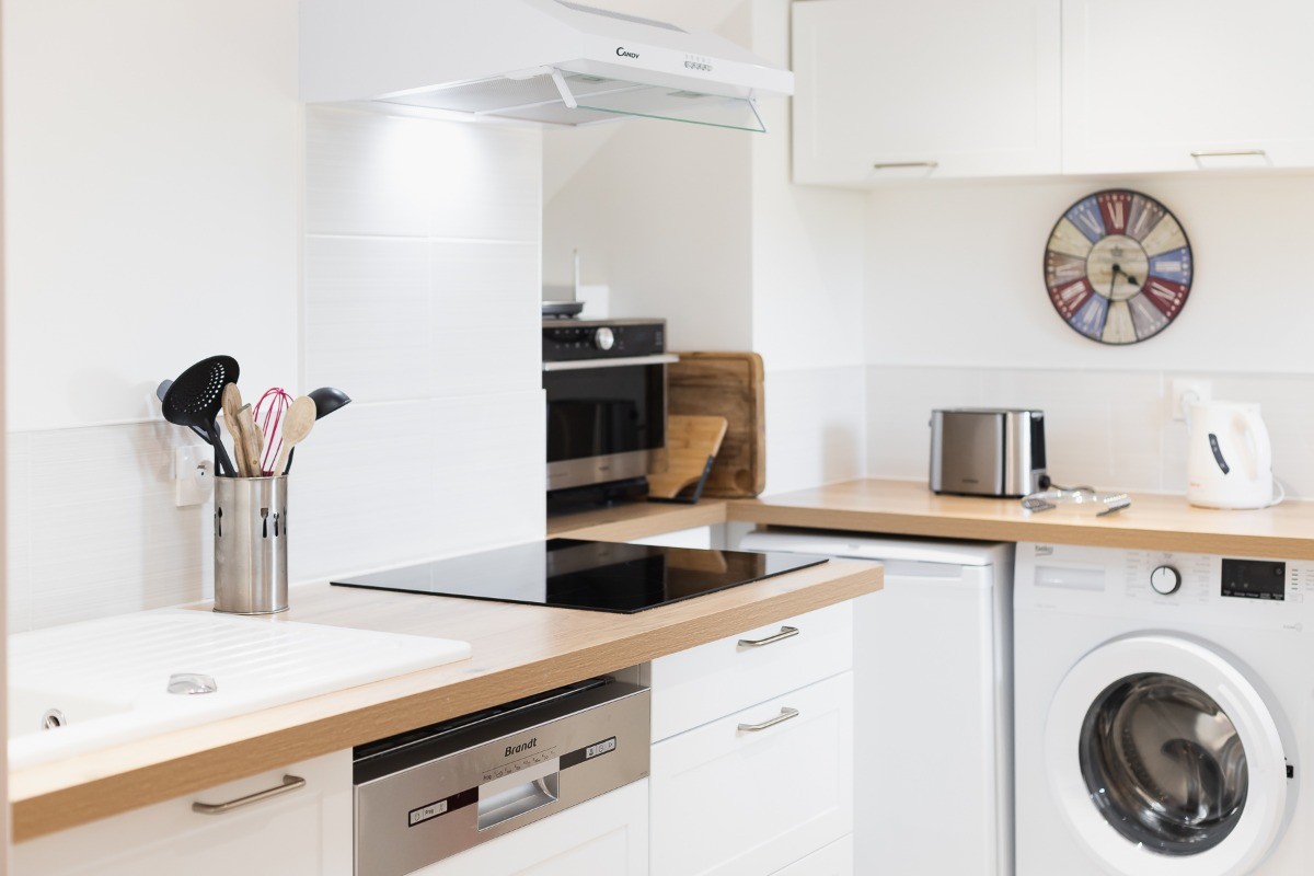 Cuisine aménagée et très bien équipée (lave-vaisselle, four, micro-ondes, petits électroménagers, lave-linge, etc.)