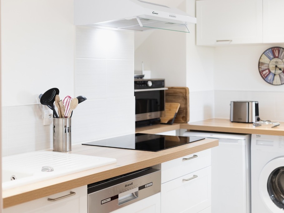 Cuisine aménagée et très bien équipée (lave-vaisselle, four, micro-ondes, petits électroménagers, lave-linge, etc.)