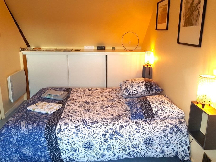 Chambre familiale pour 3 personnes au 1er étage (1 lit 140 cm) et 1 lit 90 cm).
