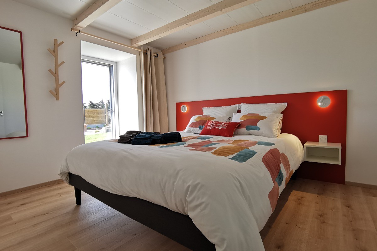 RDC: Chambre 1 (partie maison) - Lit 160 et accès au jardin