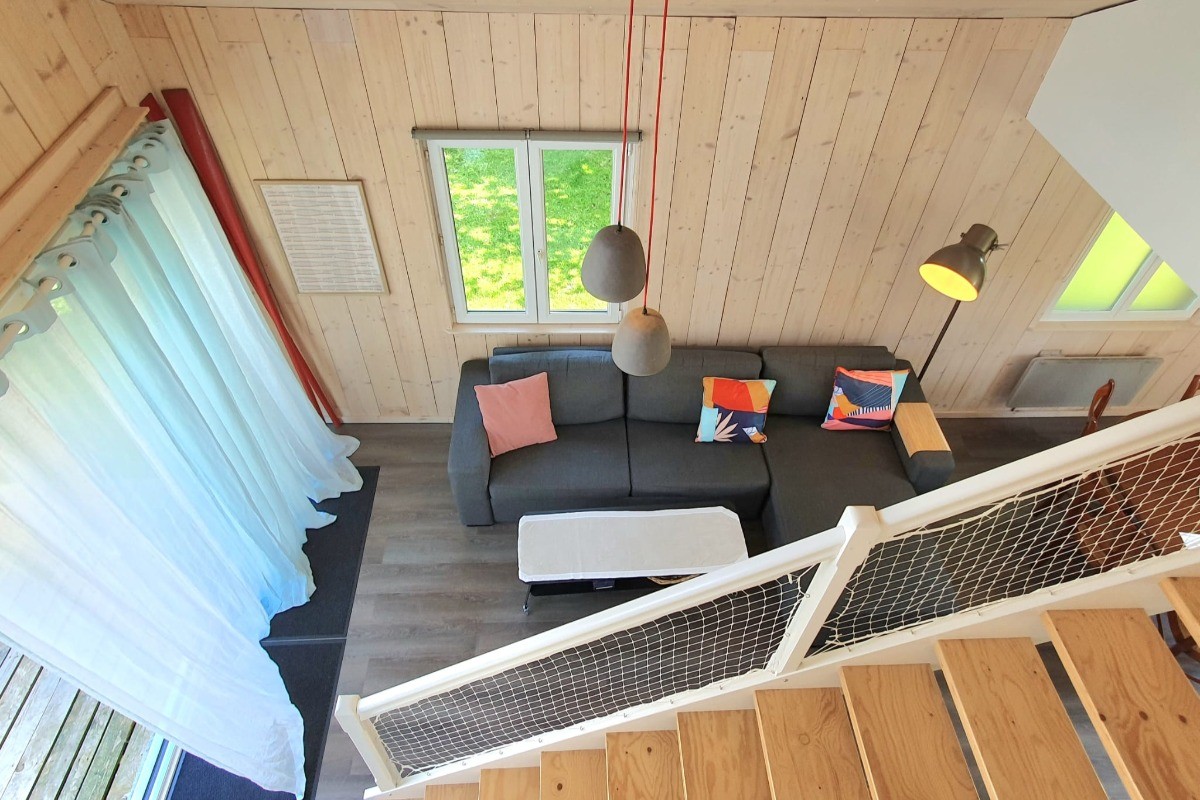 Pièce de vie de plain-pied avec coin cuisine, coin séjour et coin salon