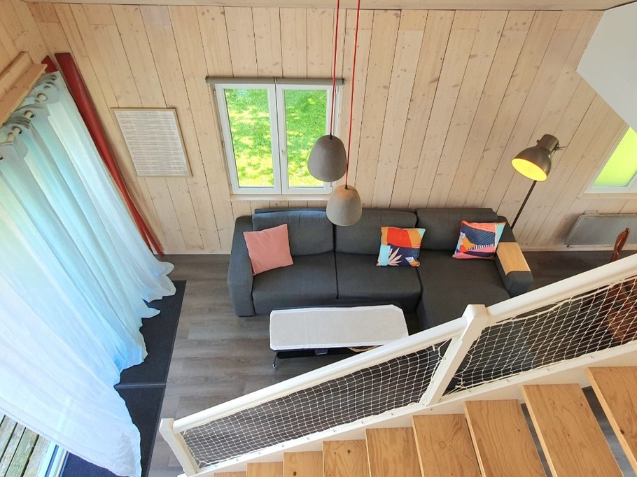 Pièce de vie de plain-pied avec coin cuisine, coin séjour et coin salon