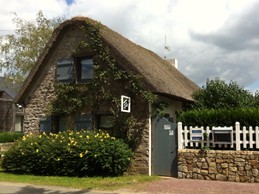Entrée principale et pignon du gîte Anouck