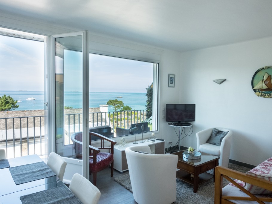 MENES location Perros-Guirec Séjour-salon avec vue panoramique sur la mer