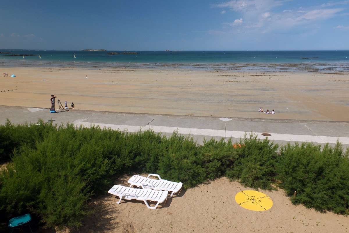 La plage de Rochebonne et l'île de Cézembre depuis l'appartement