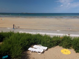 La plage de Rochebonne et l'île de Cézembre depuis l'appartement