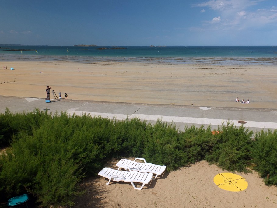 La plage de Rochebonne et l'île de Cézembre depuis l'appartement