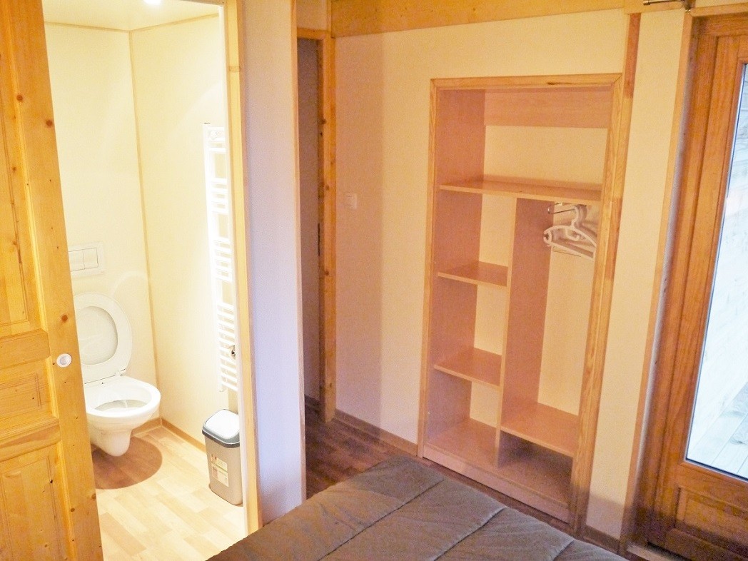 Vue sur les toilettes et l'armoire