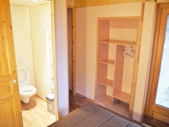 Vue sur les toilettes et l'armoire