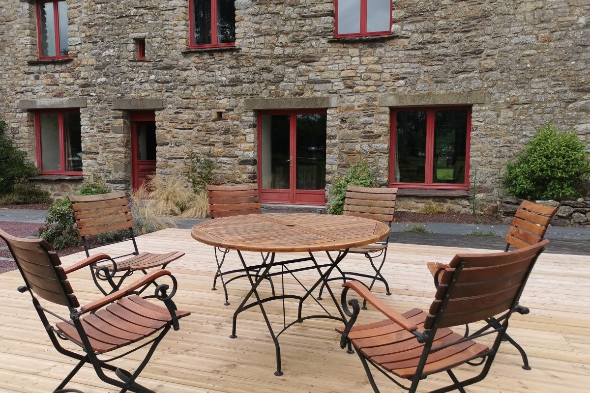 La terrasse bois conviviale en extérieur - Gïte "Ar Merglet" - Grande longère authentique pour 12 pers. en Brocéliande près de Paimpont