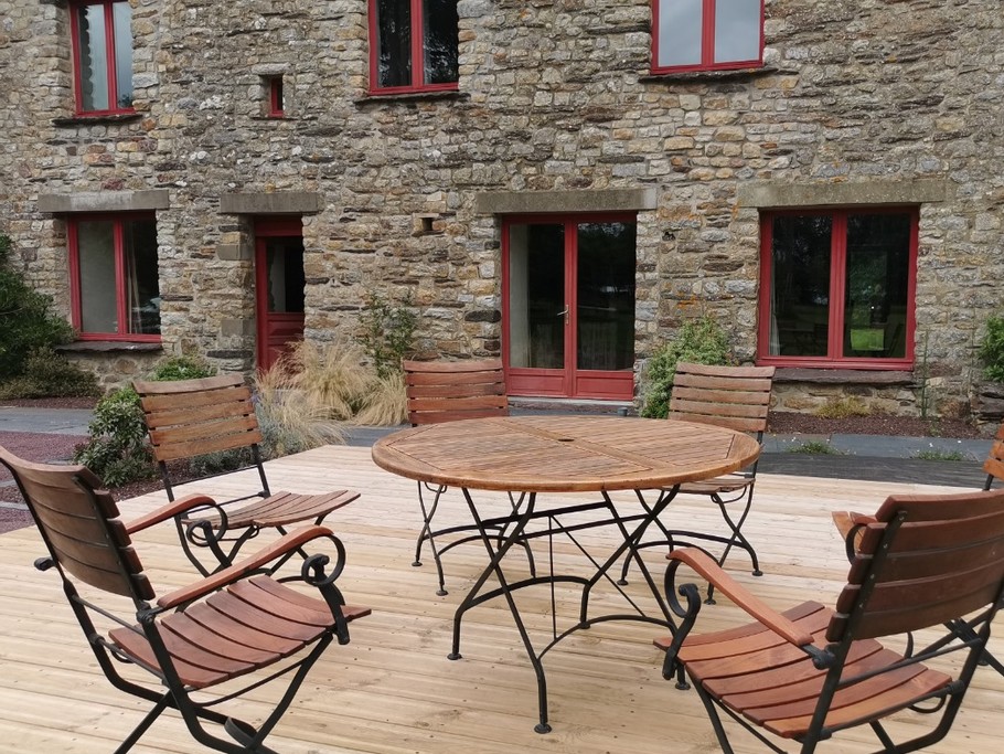 La terrasse bois conviviale en extérieur - Gïte "Ar Merglet" - Grande longère authentique pour 12 pers. en Brocéliande près de Paimpont
