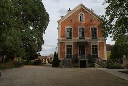 Entrée cour (côté office du tourisme)