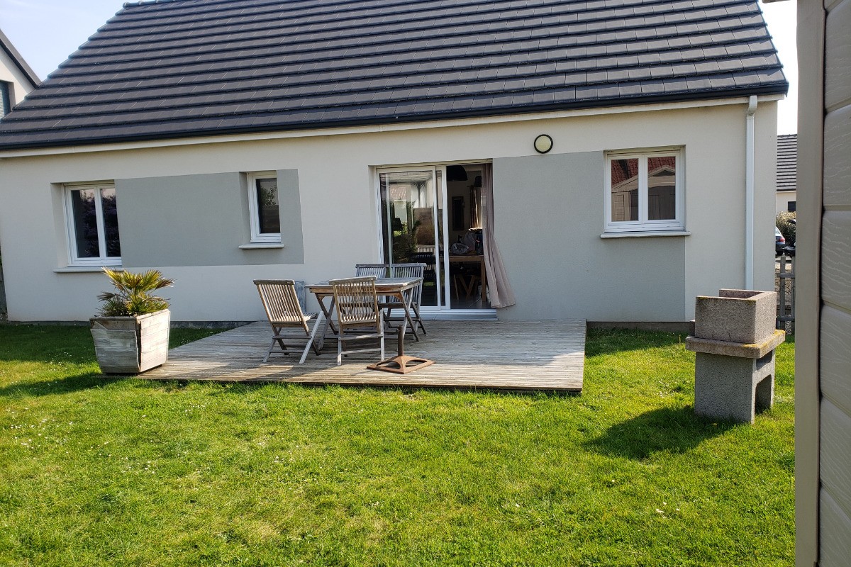 l'arriere du gite:  terrain clos, barbecue, terrasse, petanque