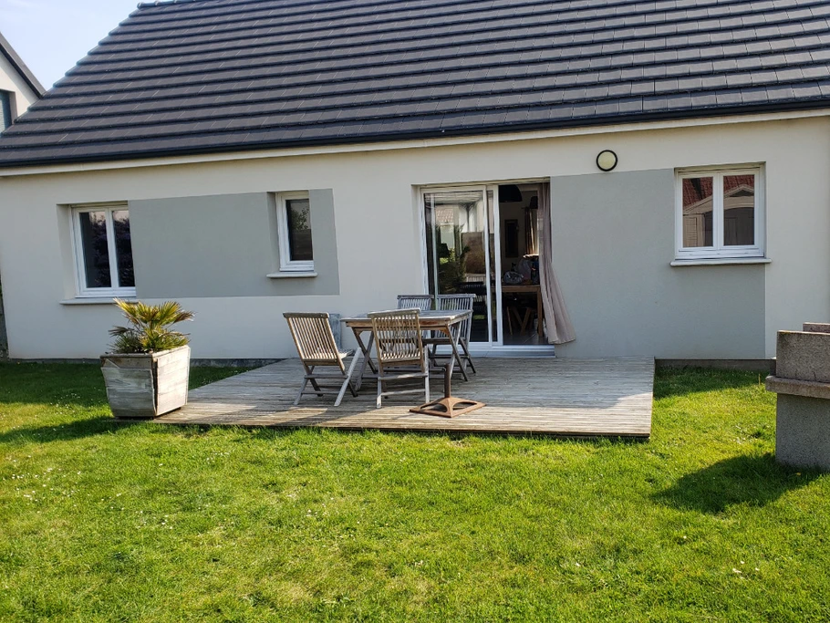 l'arriere du gite:  terrain clos, barbecue, terrasse, petanque