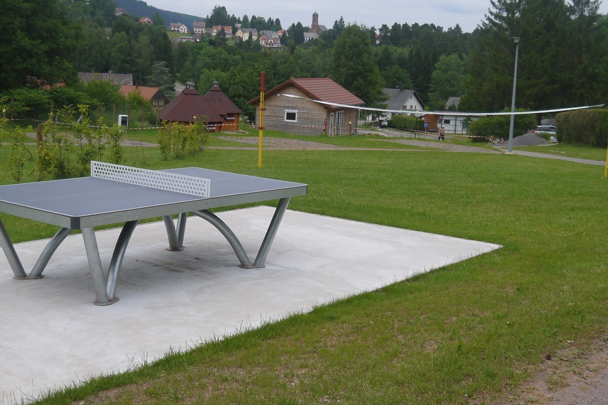 Table de ping-pong et terrain de volley-ball