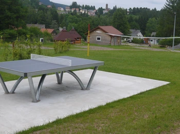 Table de ping-pong et terrain de volley-ball