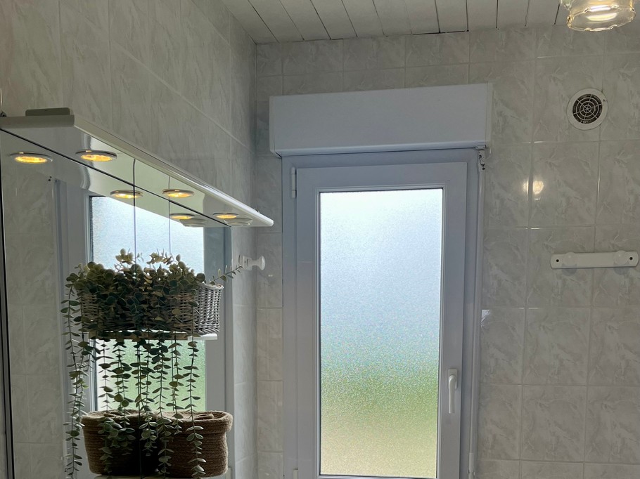 Première salle de bain avec baignoire