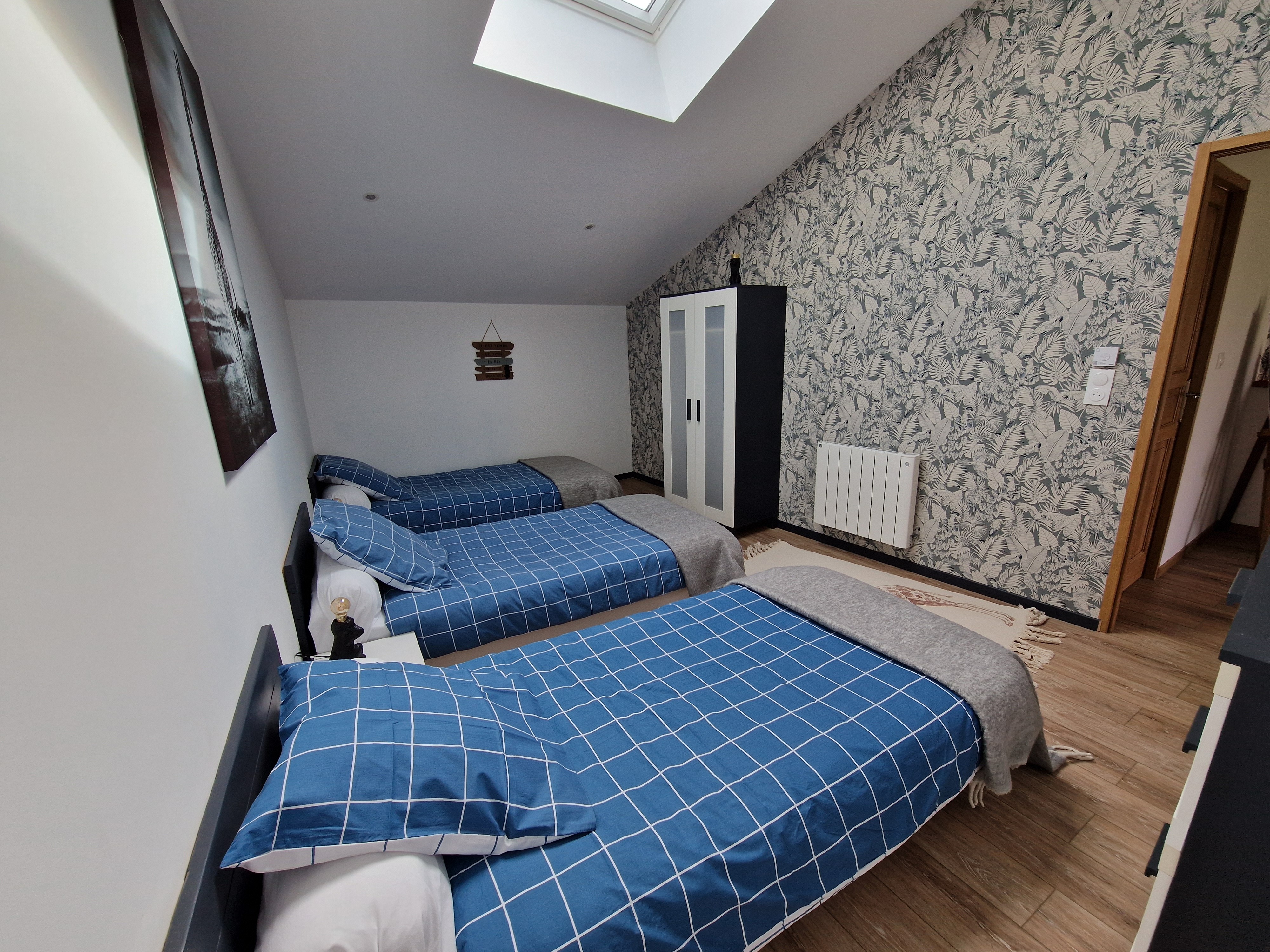 Bedroom 2 with 3 large single beds - Gite les bords de l'Amezule, gite Bergamotte