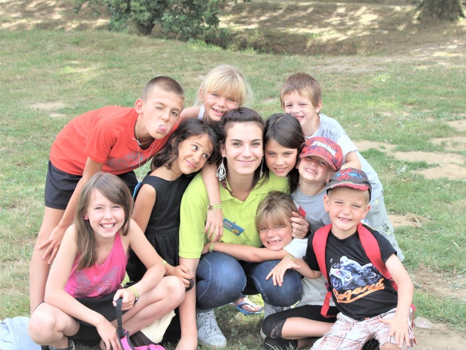 Pour le bonheur de vos enfants, nous vous proposons 4 après-midis par semaine du 6 Juillet au 24 Août 2024, un club enfant (de 5 à 10 ans). Service gratuit pour nos petits vacanciers réservant en chalet, mobil-home, gîte ou camping.