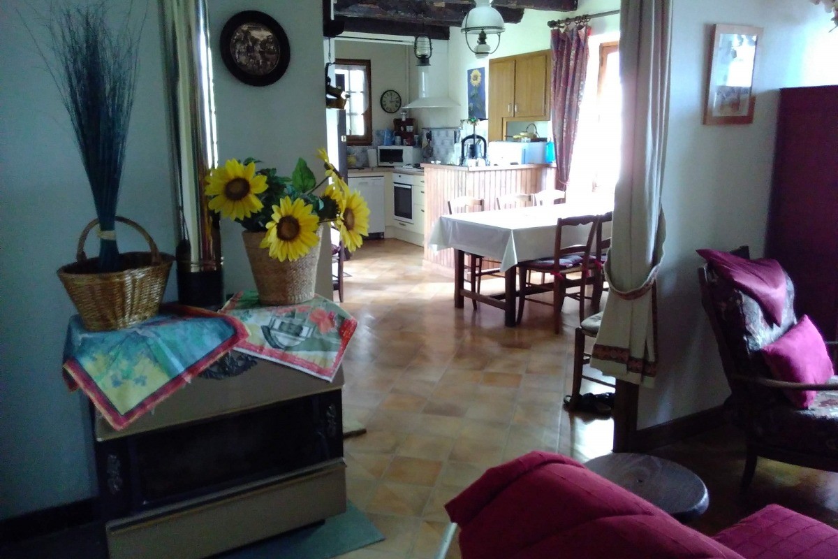 Belle maison de pays - Salle-à-manger et coin cuisine