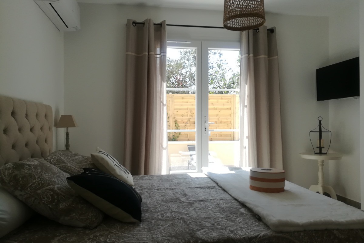 Chambre avec TV et accès terrasse