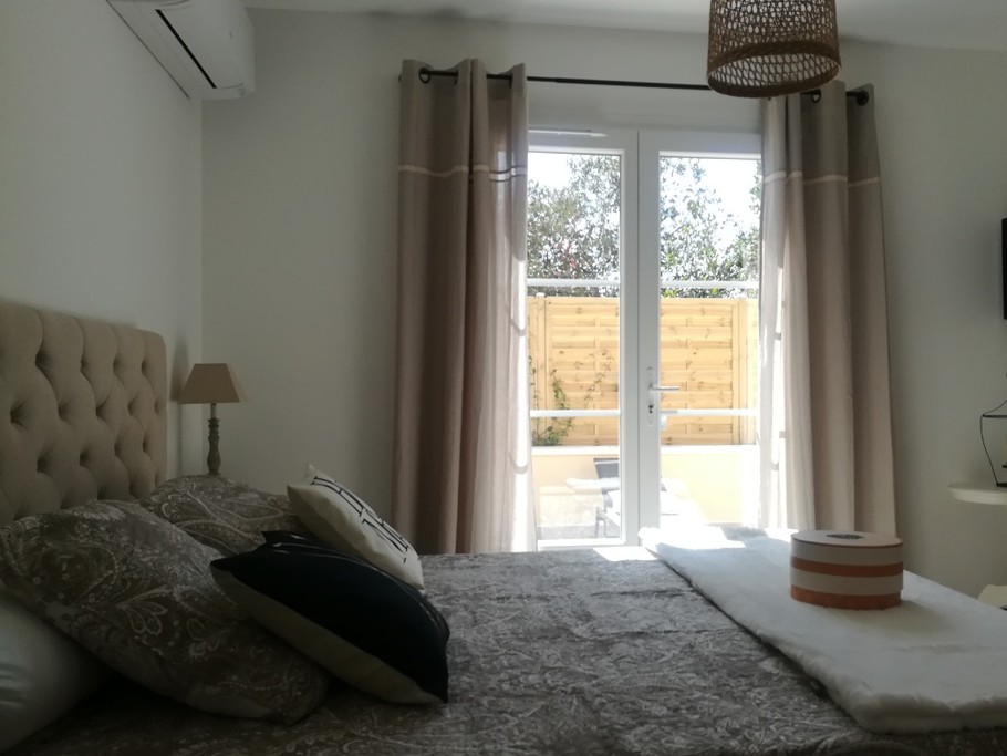 Chambre avec TV et accès terrasse