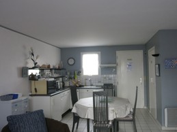 Côté cuisine  et WC sur la droite