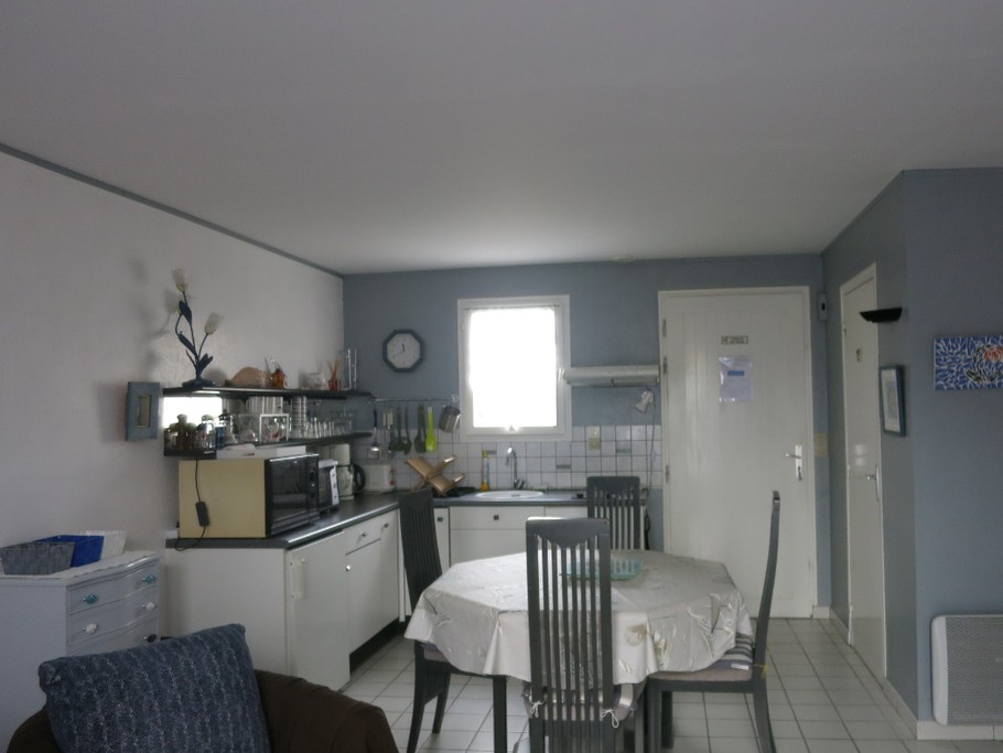 Côté cuisine  et WC sur la droite