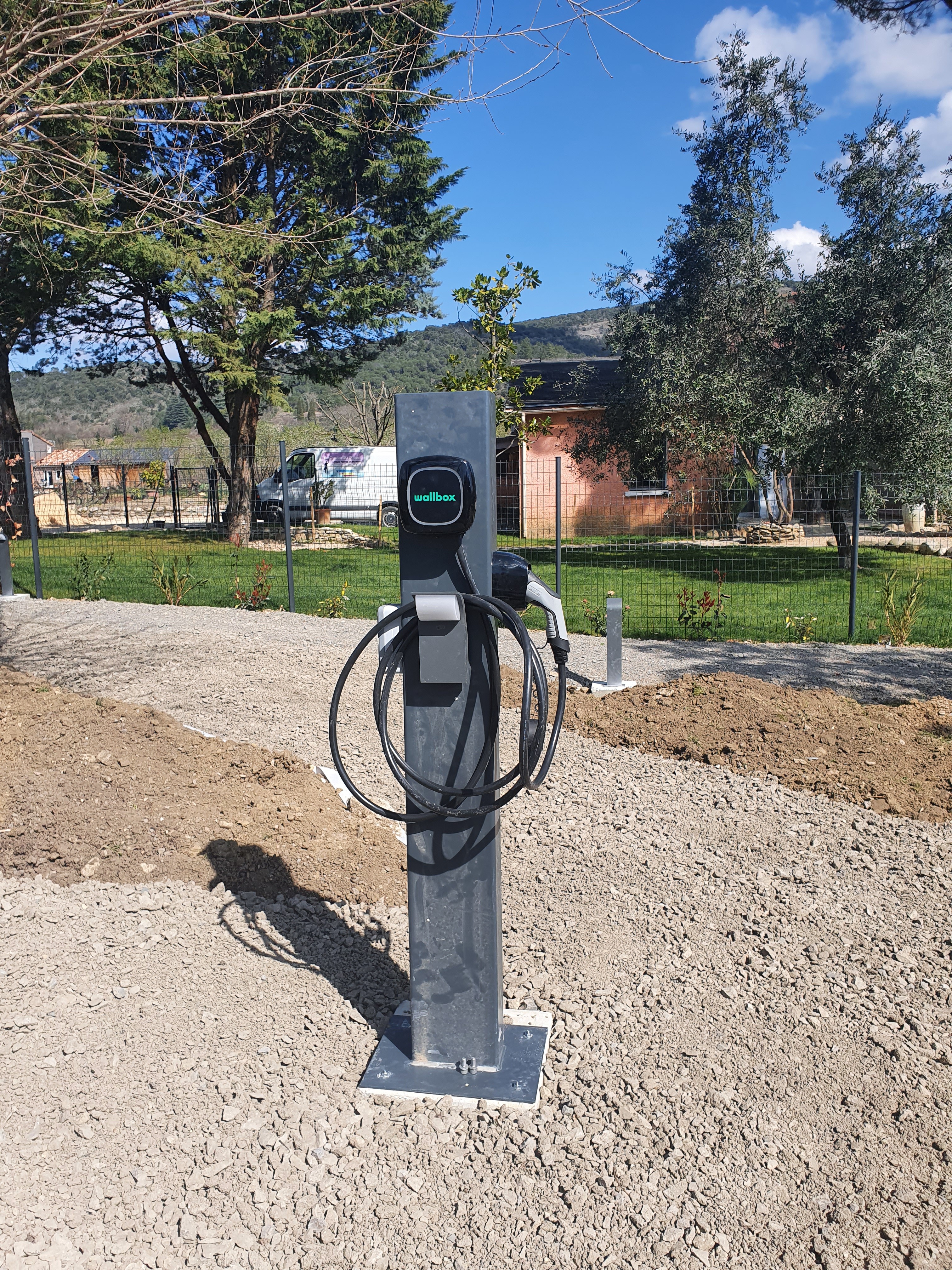 Borne de rechargement pour voitures électriques