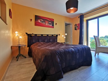 Chambre1 (Chocolat) avec Lit 160 et Salle d'eau-WC privative