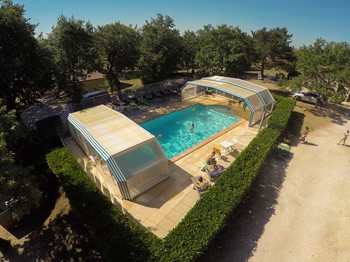 Piscine couverte et chauffée Village de Gîtes Les Collines d'Eyvigues 24580 Salignac Eyvigues Clévacances