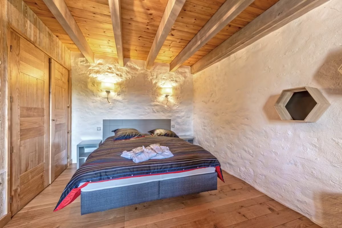 Floor 1: Bedroom 1 with double bed (160cm)