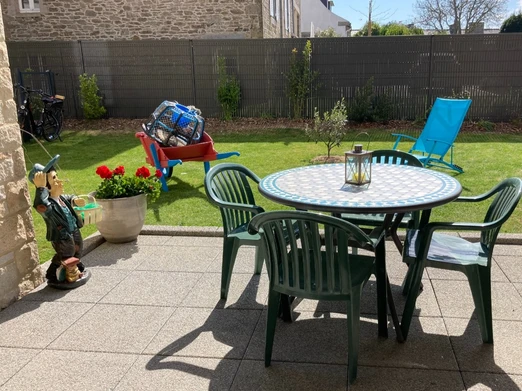 Apéro en terrasse...puis sieste au jardin !