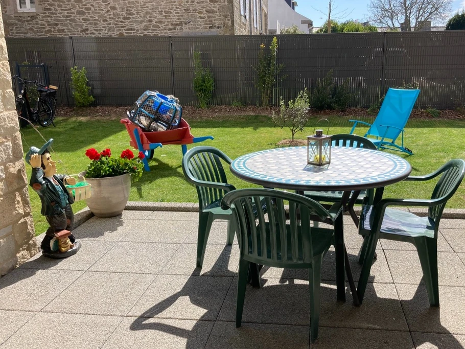 Apéro en terrasse...puis sieste au jardin !