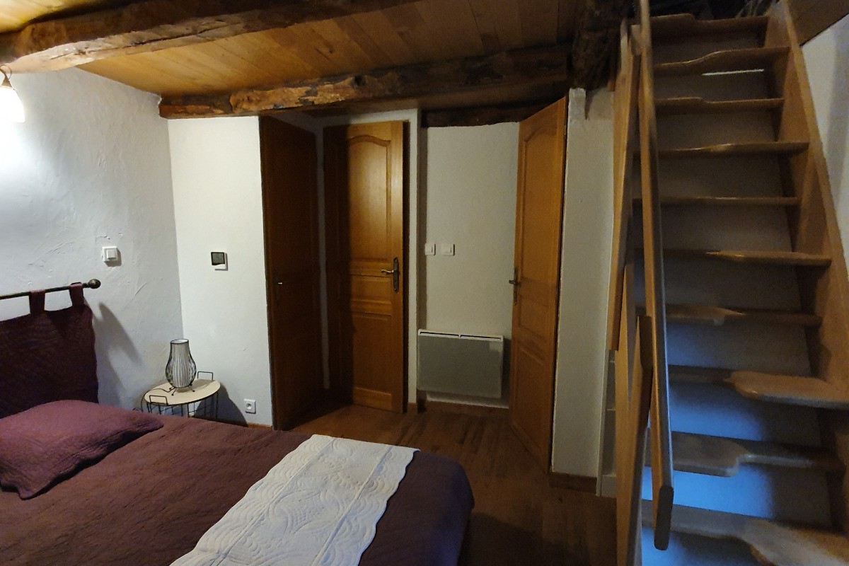 LES TOILETTES ET L'ACCES A LA SALLE DE DOUCHE