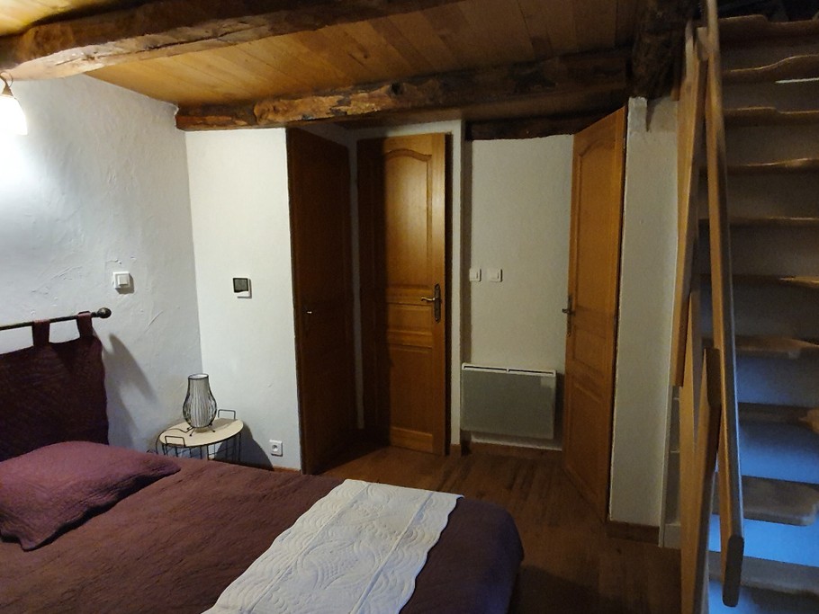 LES TOILETTES ET L'ACCES A LA SALLE DE DOUCHE